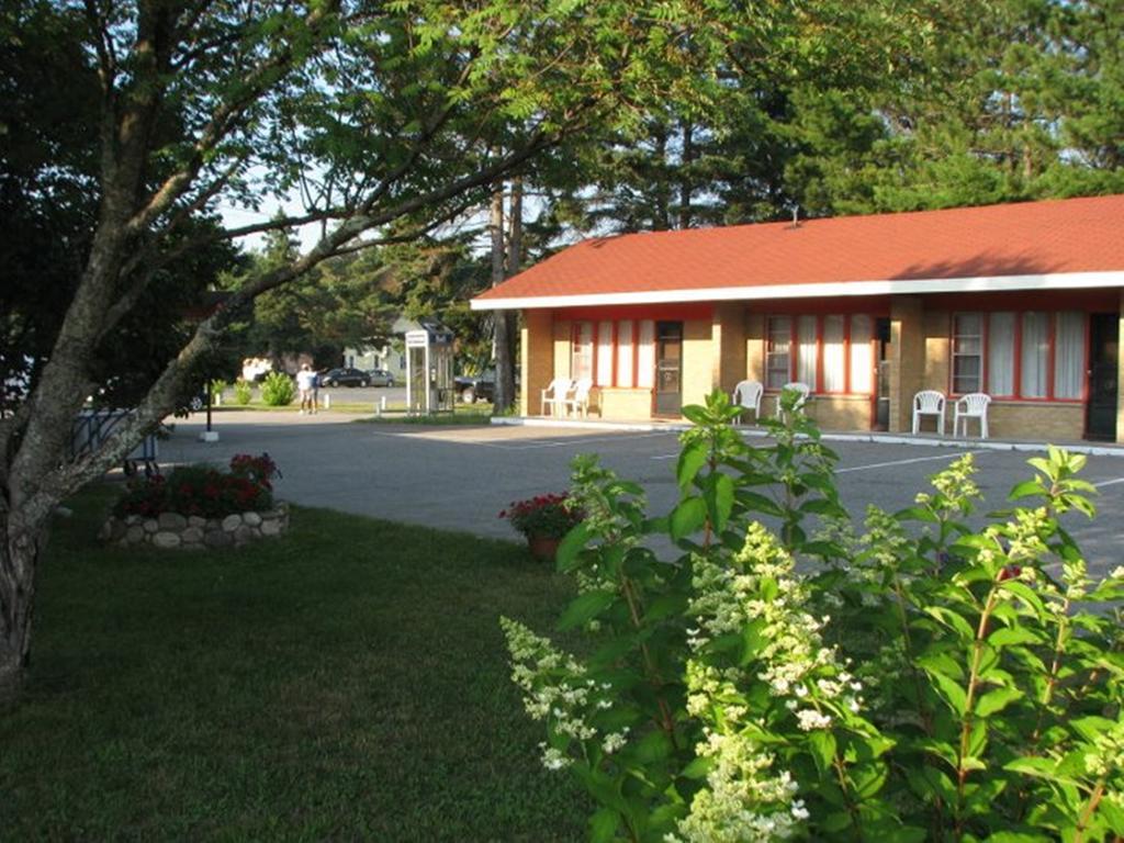 Red Top Motor Inn Iron Bridge Zewnętrze zdjęcie